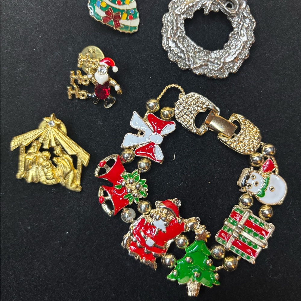 Vintage Holiday Charm Bracelet with‎ 4 Christmas Lapels